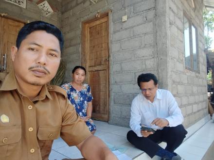Kadus Tukadpule Dampingi Pendamping PKH Lakukan Perbaikan Data Calon Penerima PPSE